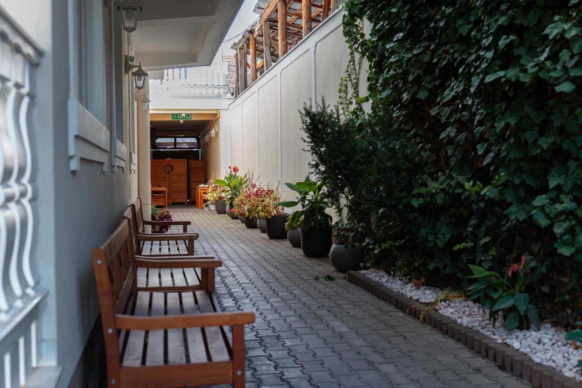 Lilla Panzio Hotel โอดอร์เฮอู เซกุยเอสก์ ภายนอก รูปภาพ