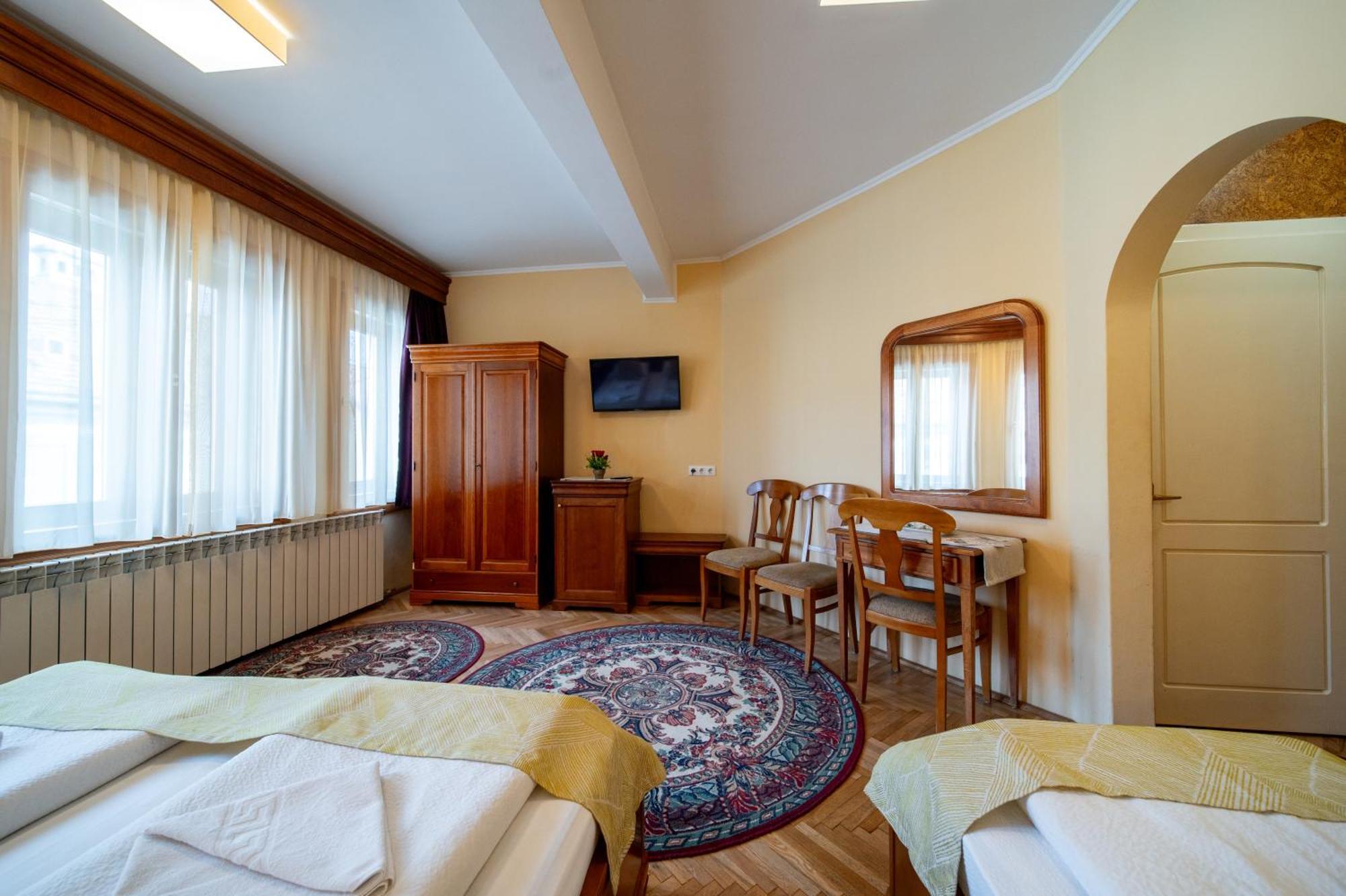 Lilla Panzio Hotel โอดอร์เฮอู เซกุยเอสก์ ภายนอก รูปภาพ