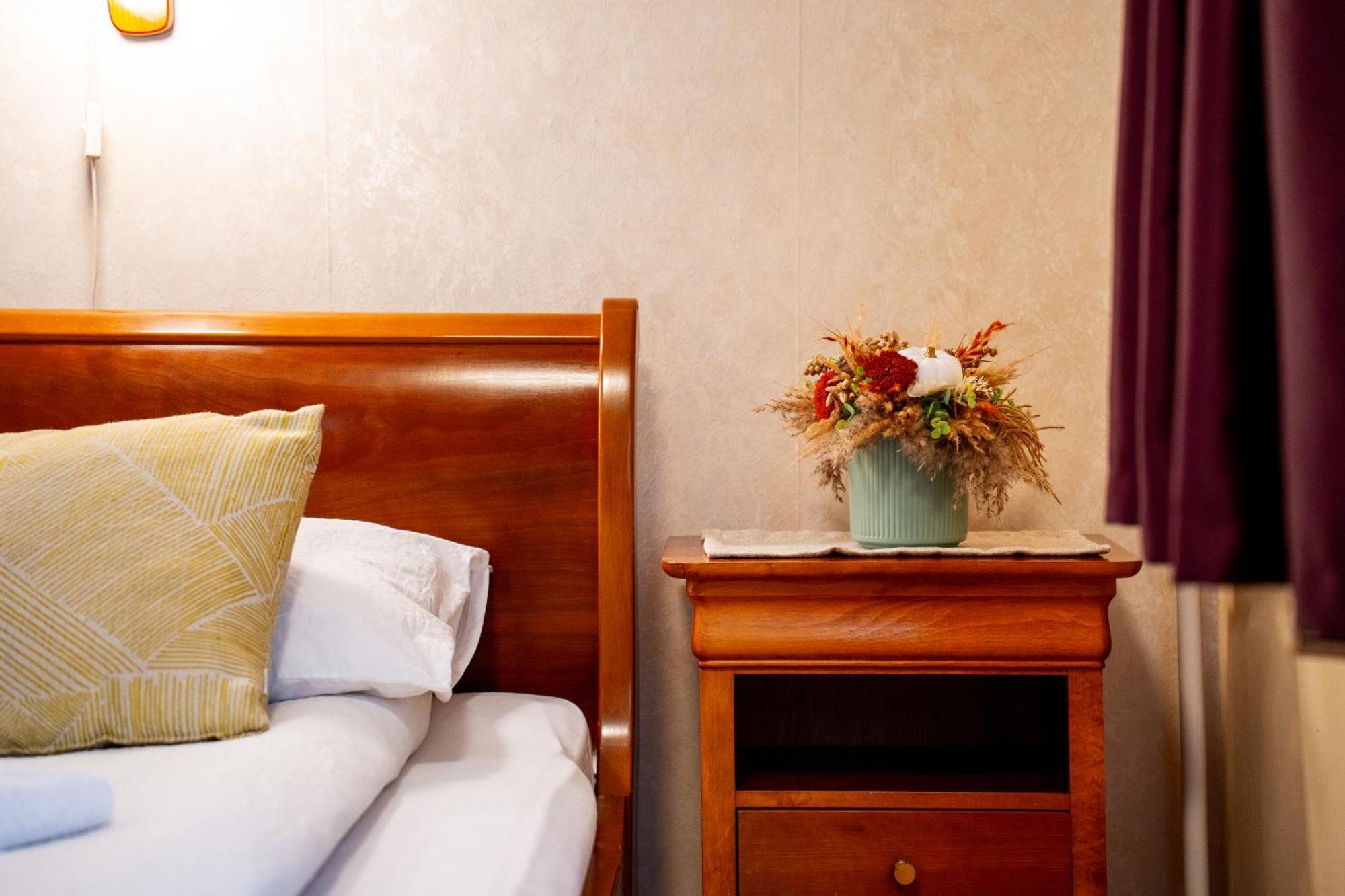 Lilla Panzio Hotel โอดอร์เฮอู เซกุยเอสก์ ภายนอก รูปภาพ