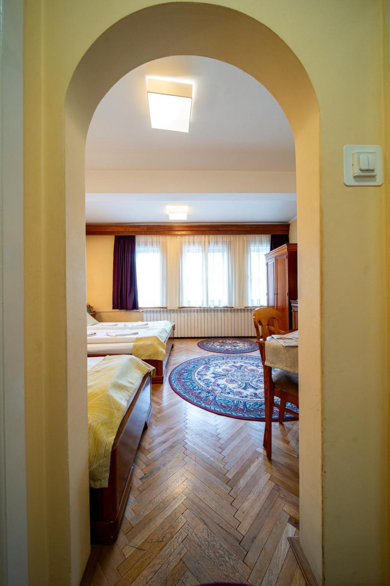 Lilla Panzio Hotel โอดอร์เฮอู เซกุยเอสก์ ภายนอก รูปภาพ