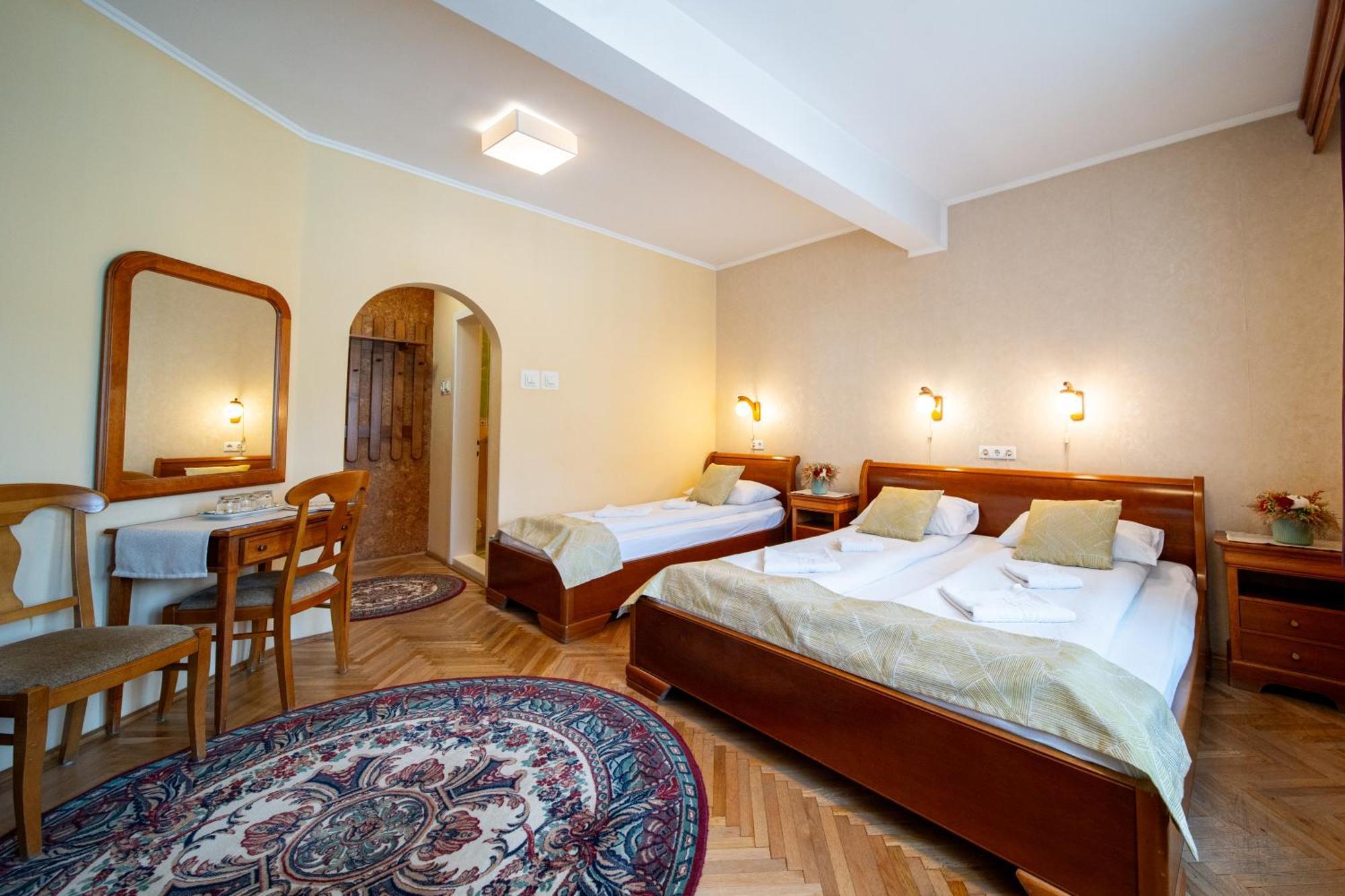 Lilla Panzio Hotel โอดอร์เฮอู เซกุยเอสก์ ภายนอก รูปภาพ