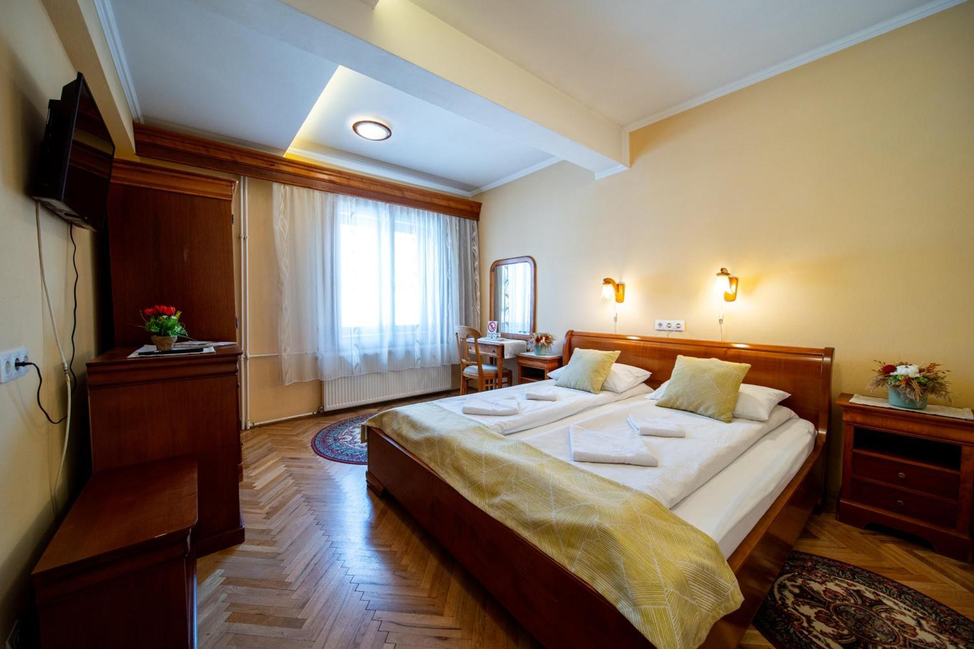 Lilla Panzio Hotel โอดอร์เฮอู เซกุยเอสก์ ภายนอก รูปภาพ