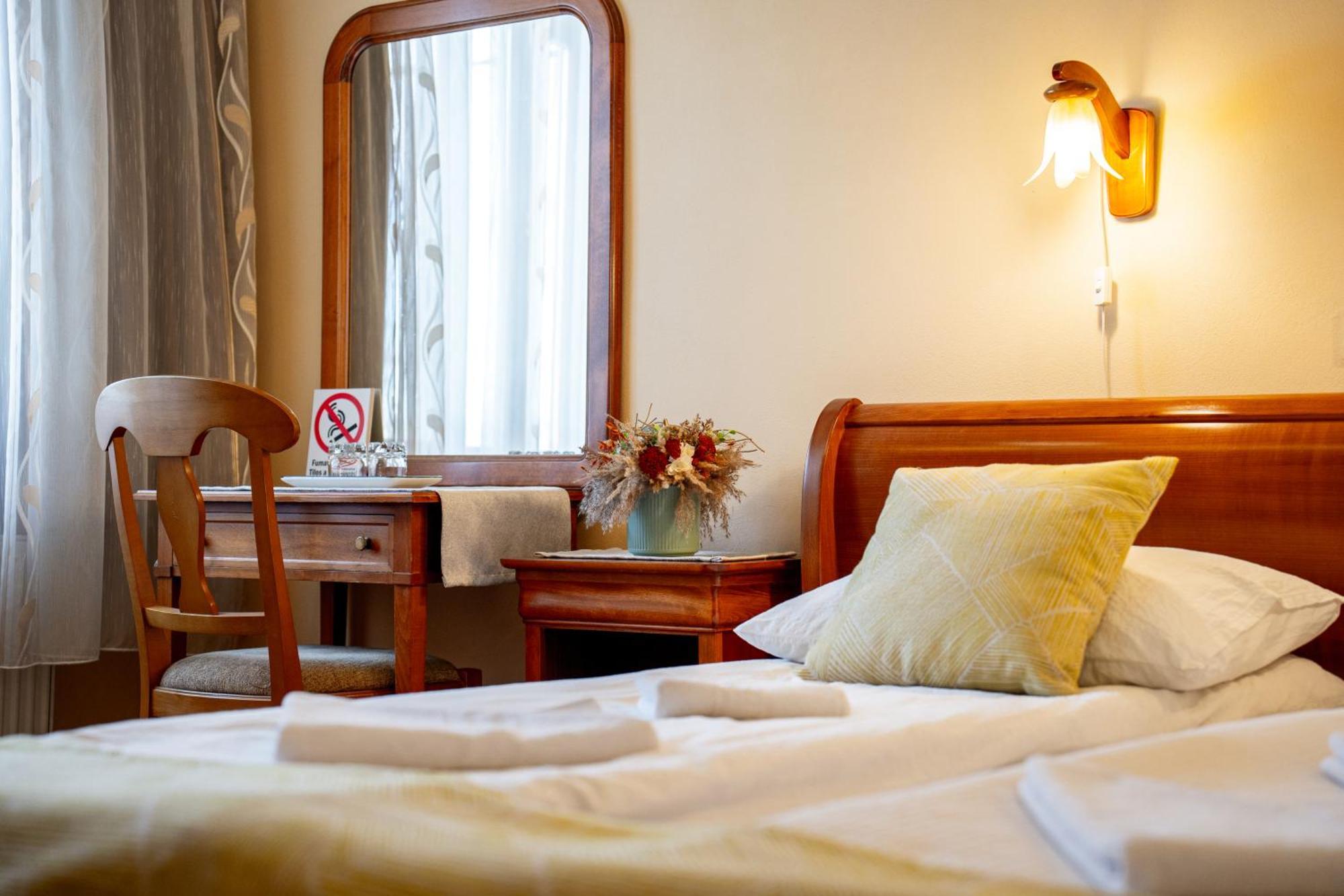 Lilla Panzio Hotel โอดอร์เฮอู เซกุยเอสก์ ภายนอก รูปภาพ