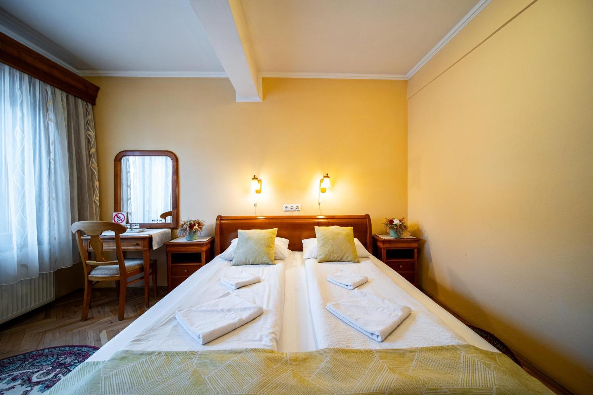 Lilla Panzio Hotel โอดอร์เฮอู เซกุยเอสก์ ภายนอก รูปภาพ
