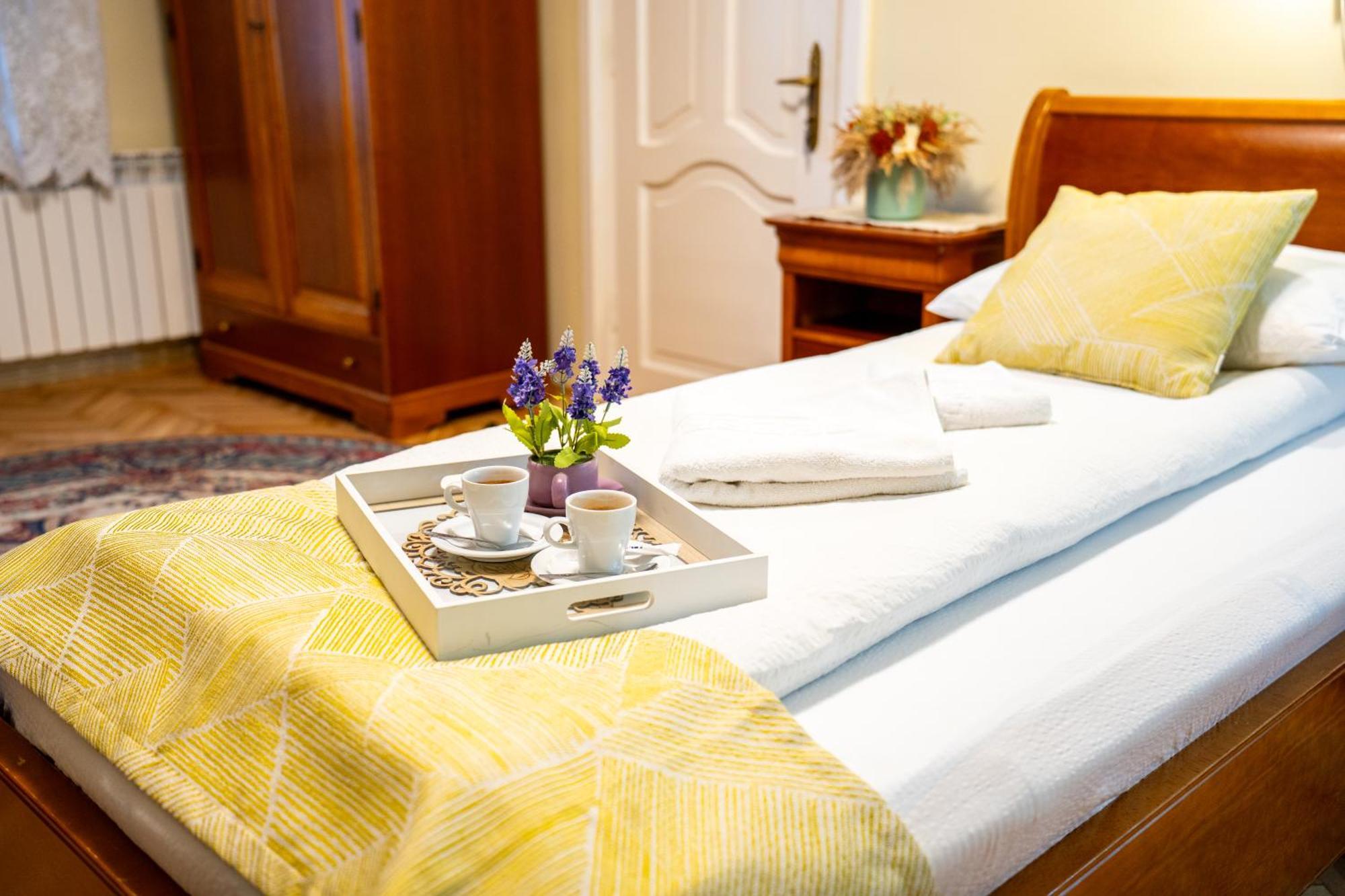 Lilla Panzio Hotel โอดอร์เฮอู เซกุยเอสก์ ภายนอก รูปภาพ