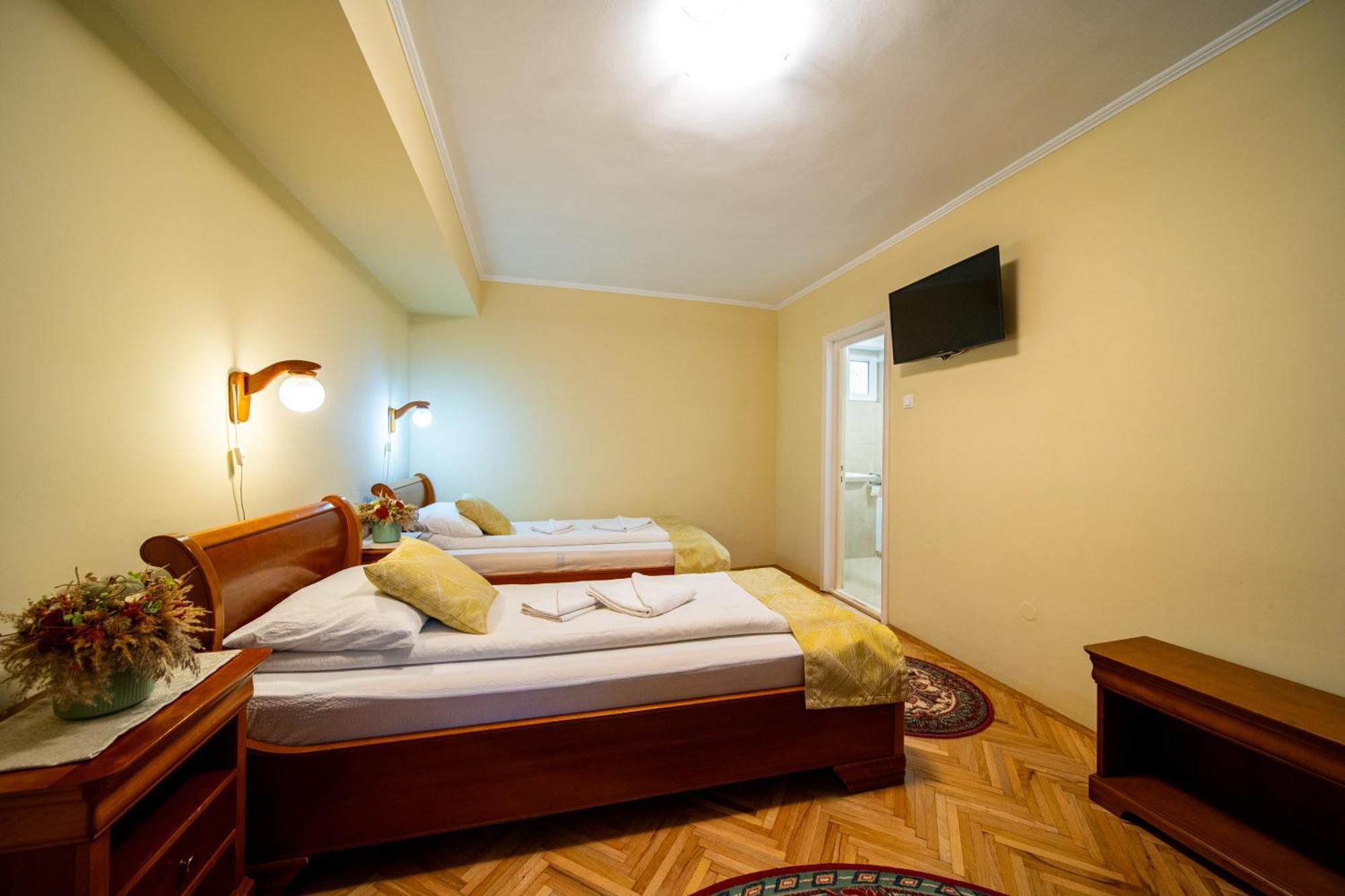 Lilla Panzio Hotel โอดอร์เฮอู เซกุยเอสก์ ภายนอก รูปภาพ